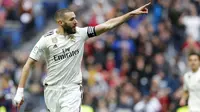 Striker Real Madrid, Karim Benzema, melakukan selebrasi usai membobol gawang Eibar pada laga La Liga di Stadion Santiago Bernabeu, Sabtu (6/4). Real Madrid menang 2-1 atas Eibar. (AP/Paul White)