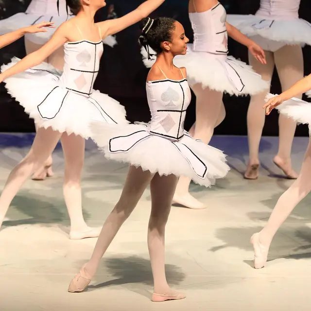 Vitoria Bueno, dadis balerina tanpa lengan viral di sosial media/dok. Instagram @vihb_bailarina