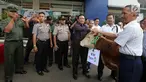 Direktur Utama Indosiar Komjen Pol (Purn) Imam Sudjarwo secara simbolis menyerahkan hewan qurban sapi kepada warga jelang Hari Raya Idul Adha 2017, di Studio 5 Indosiar, Jakarta, Kamis (31/08). (Liputan6.com/Johan Tallo)