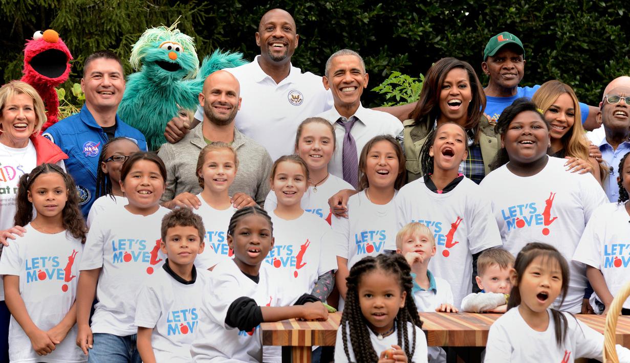 Ibu negara AS Michelle Obama didampingi Presiden AS, Barack Obama foto bersama dengan anak sekolah saat memanen ubi jalar di kebun Gedung Putih, Washington, (6/10). (REUTERS/Mike Theiler)