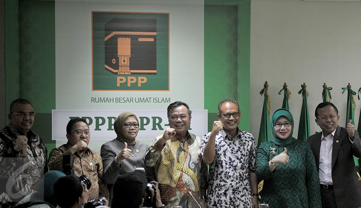 Anggota DPP PPP berfoto bersama usai konferensi pers atas kabar ditangkapnya politikus PPP Ivan Haz terkait narkoba, di Jakarta, Selasa (23/2). Putra mantan Wapres Hamzah Haz itu disebut diamankan saat akan membeli narkotika. (Liputan6.com/Johan Tallo)