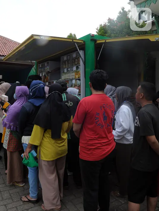Selain paketan sembako, dijual juga dalam bentuk eceran dari harga kisaran Rp 50 ribu per empat kilo, minyak goreng Rp 25 ribu per dua liter, karena di pasaran Rp 35 ribu. (merdeka.com/Imam Buhori)
