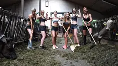 Enam gadis petani Bavaria berpose di sebuah peternakan di Apfeldorf, Jerman Selatan, Rabu (22/6). Pemotretan gadis ini untuk sampul kalender 2017 yang juga sebagai penghormatan para petani perempuan di Bavaria. (Christof Stache/AFP)