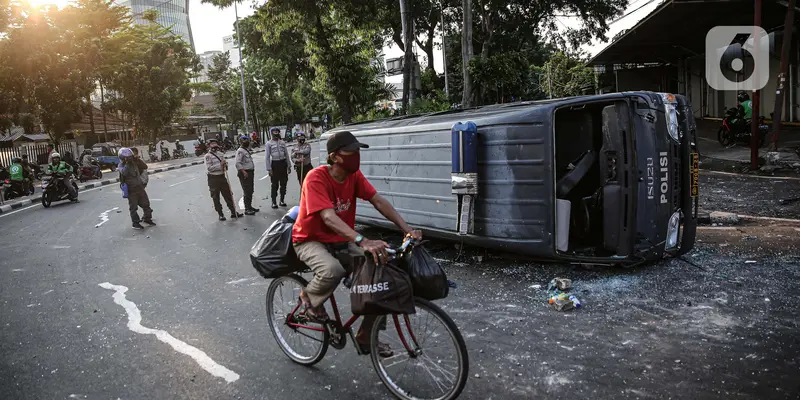 FOTO: Mobil Polisi Dirusak Massa di Kawasan Pejompongan