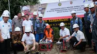 Menteri Energi dan Sumber Daya Mineral (ESDM) Ignasius Jonan meninjau pembangunan jaringan gas kota (jargas) oleh PT Pertamina di Kabupaten Mojokerto, Jawa Timur pada Minggu (11/8/2017).(Dok Pertamina)