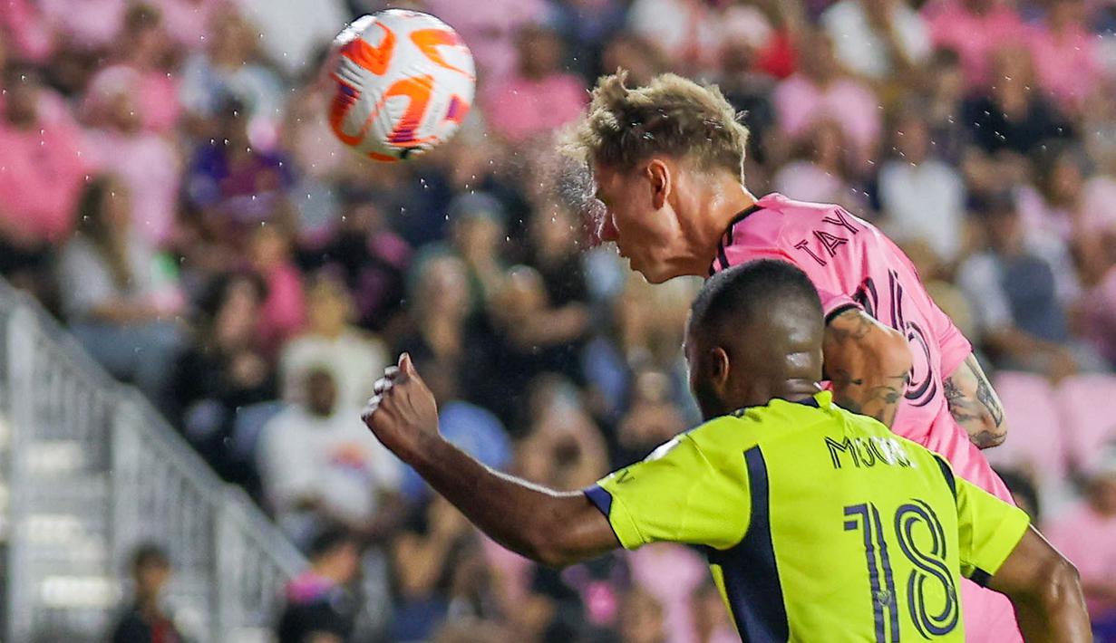 Pemain Inter Miami, Robert Taylor berusaha mencetak gol ke gawang Nashville melalui sundulannya pada laga leg kedua 16 besar Concacaf Champions Cup di Chase Stadium, Fort Lauderdale, Florida, Kamis (14/03/2024) WIB. (AFP/Getty Images/Chris Arjoon)