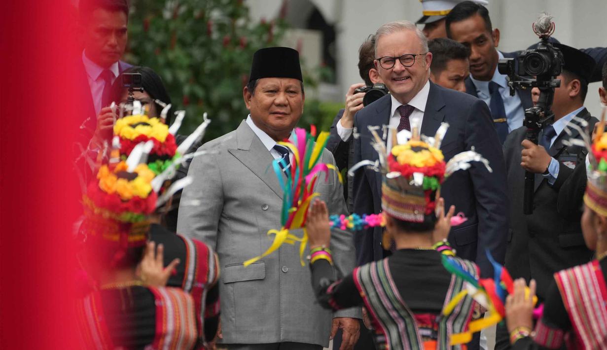 Presiden Republik Indonesia, Prabowo Subianto menerima kunjungan Perdana Menteri Australia Anthony Albanese di Istana Merdeka, Jakarta, Jumat 6 Februari 2026. Tampak dalam foto, Presiden Republik Indonesia, Prabowo Subianto (kiri) dan Perdana Menteri Australia. Anthony Albanese, menyaksikan para penari tampil dalam upacara penyambutan sebelum pertemuan mereka di Istana Merdeka, Jakarta, Jumat 6 Februari 2026. (AP Photo/Achmad Ibrahim)