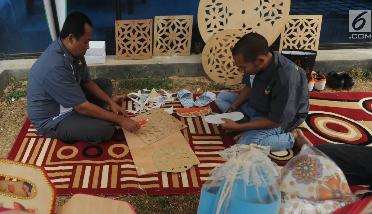 Warga binaan membuat sandal di Panti Sosial Permadi Putra (PSPP) Galih Pakuan, Bogor, Jawa Barat, Rabu (1/8). Lebih dari 200 pecandu narkoba menjalani rehabilitasi selama enam bulan hingga dua tahun. (Merdeka.com/Arie Basuki)
