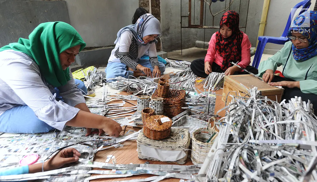 Sejumlah ibu membuat kerajinan tangan dari koran bekas di Kampung Sirnasari, Tanah Baru, Bogor, Rabu (13/2). Kerajinan tangan dengan label Salam Rancage ini sudah diekspor ke 9 negara dengan harga Rp 15 ribu - Rp 1,3 juta. (Merdeka.com/Arie Basuki)