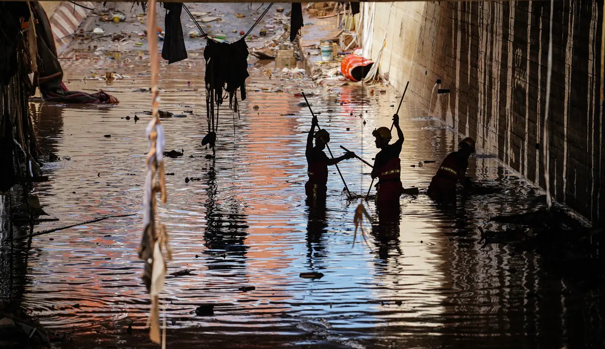 Tim penyelamat dari dinas pemadam kebakaran mencari korban di antara puing-puing, Valencia, Spanyol pada tanggal 2 November 2024. (Manaure QUINTERO/AFP)