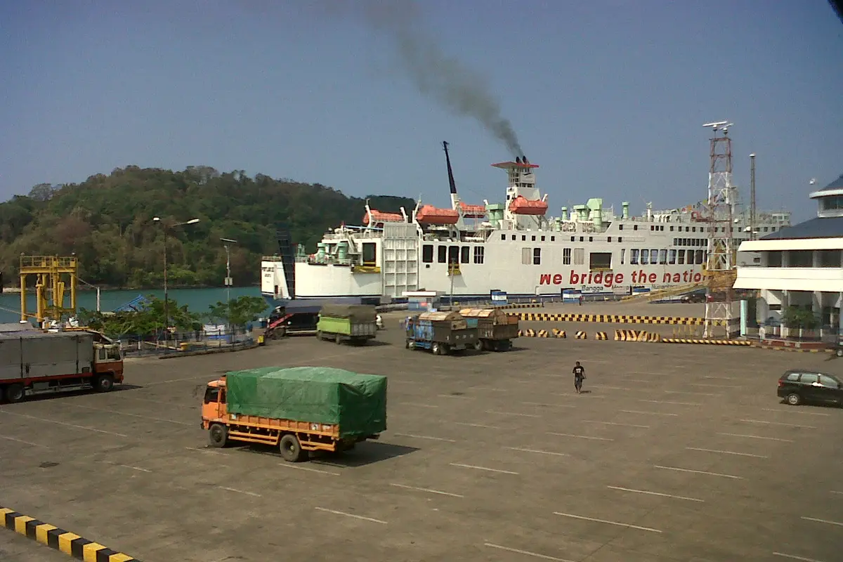 Kapal angkut di Pelabuhan Merak 