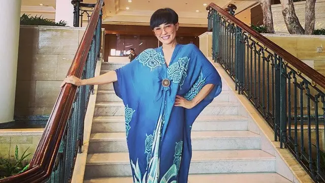 7 Pesona Ibu Cinta Laura, Selalu Tampil Stylish dan Awet Muda