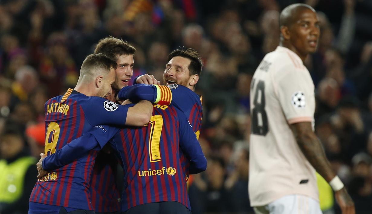 Para pemain Barcelona merayakan gol yang dicetak oleh Philippe Coutinho ke gawang Manchester United pada laga Liga Champions 2019 di Stadion Camp Nou, Selasa (16/4). Barcelona menang 3-0 atas Manchester United. (AP/Joan Monfort)