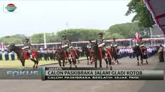 Latihan arak-arakan kirab memeriahkan gladi kotor para Capaskibraka Nasional 2017, Senin (14/8) kemarin.