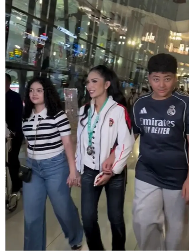 6 Potret Krisdayanti Pulang dari Tiongkok, Bawa Medali Perak Kejuaraan Wushu