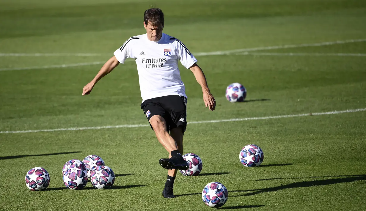 Pelatih Lyon Rudi Garcia menendang bola saat sesi latihan di Stadion Restelo, Lisbon, Portugal, Selasa (18/8/2020). Lyon akan menghadapi Bayern Munchen pada pertandingan semifinal Liga Champions. (Franck Fife/Pool via AP)