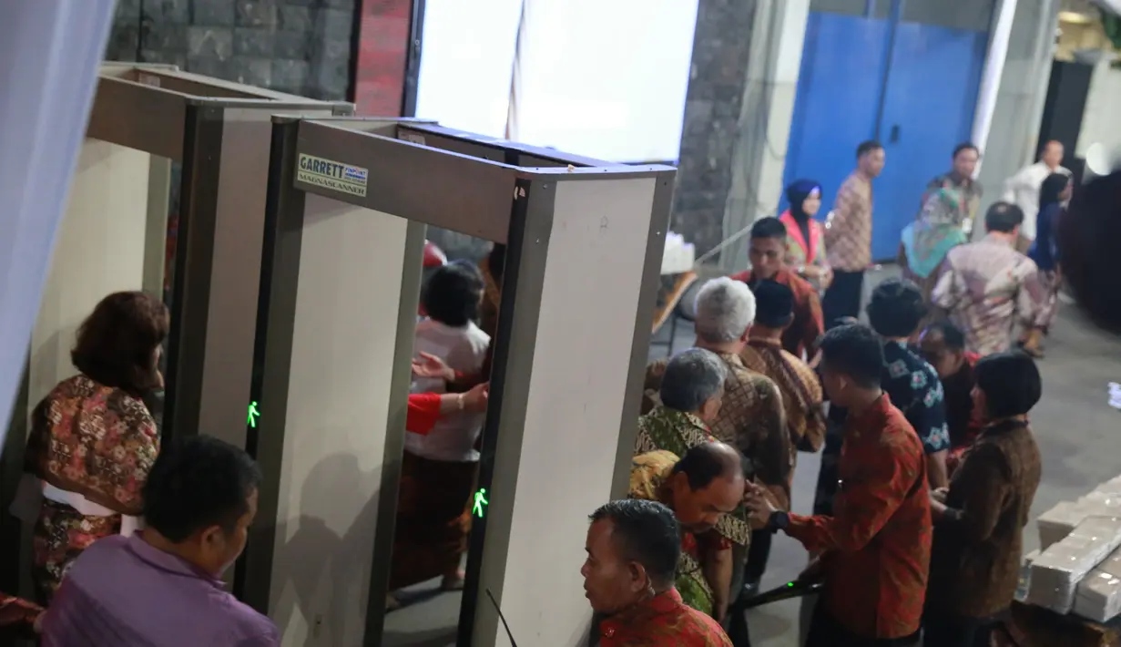 Sebelum memasuki kediaman Presiden, para tamu yang hadir harus melalui pintu pendeteksi metal (X-ray). Antrean panjang di jalan Kutai Utara yang mengarah kediaman mantan Walikota Solo tersebut. (Adrian Putra/Bintang.com)