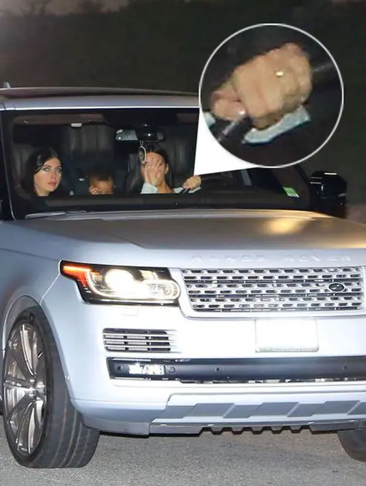 Setelah Kanye dikabarkan mengidap gangguan mental yang cukup serius, mereka dikabarkan mengalami keretakan rumah tangga. Namun berita lain menyiarkan keretakan itu sudah terjadi paska perampokan di Paris menimpa Kim Kardashian. (doc.mirror.com)