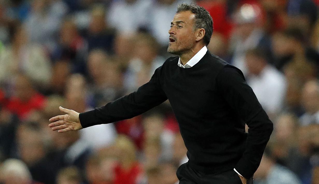 Pelatih Spanyol, Luis Enrique, memberikan instruksi kepada anak asuhnya saat melawan Inggris pada laga UEFA Nation League di Stadion Wembley, London, Sabtu (8/9/2018). Inggris kalah 1-2 dari Spanyol. (AFP/Adrian Dennis)
