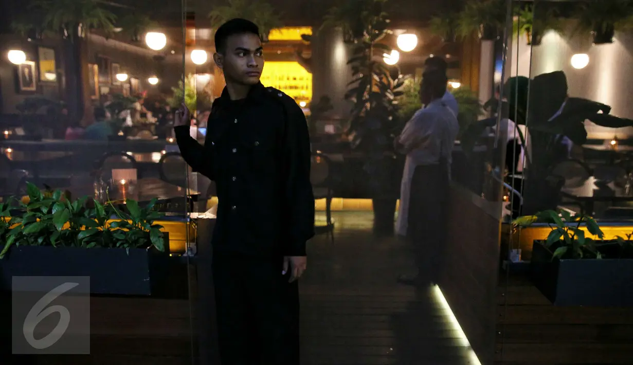 Petugas berdiri di depan Cafe Olivier saat Polda Metro Jaya kembali melakukan rekonstruksi sampel kasus kopi beracun di kafe yang terletak di Grand Indonesia tersebut, Jakarta, Selasa (19/1/2016). (Liputan6.com/Faizal Fanani)