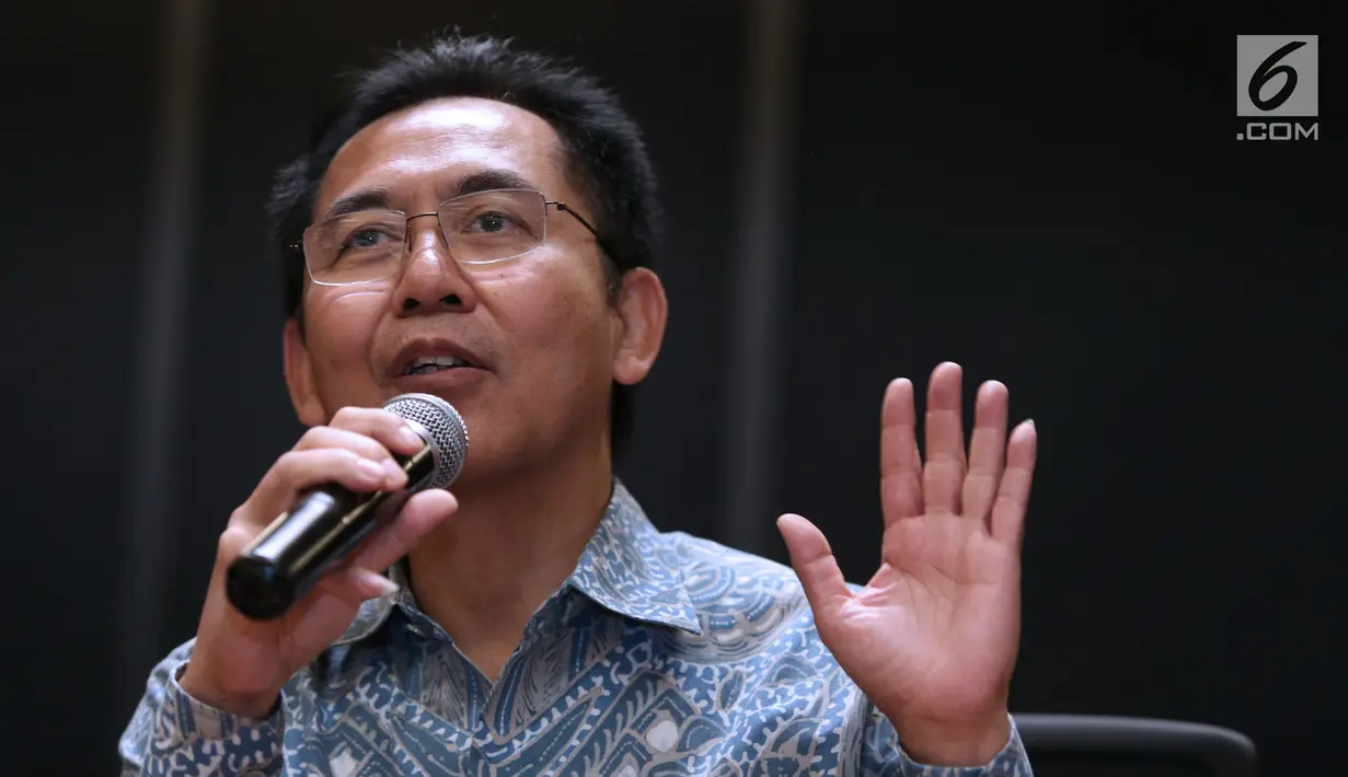 Dirut PPKGBK Winarto memberi keterangan terkait kerusakan fasilitas stadion saat pelaksanaan final turnamen Piala Presiden 2018 di Stadion GBK, Jakarta, Senin (19/2). (Liputan6.com/Helmi Fithriansyah)