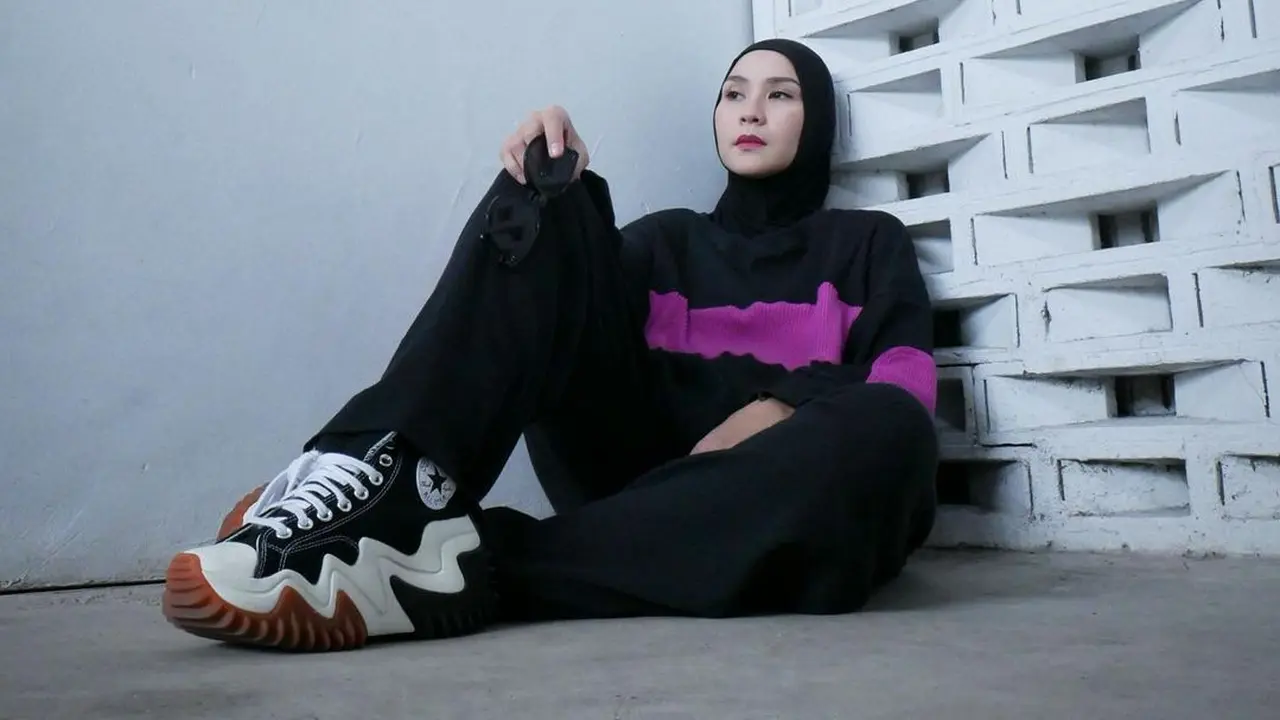 8 Potret OOTD Hijab Casual dengan Sneakers ala Zaskia Adya Mecca hingga Shireen Sungkar