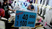 Sejumlah pedagang di Pasar Tanah Abang memberikan diskon untuk menarik pembeli, Jakarta, Kamis (26/6/14). (Liputan6.com/Faizal Fanani)