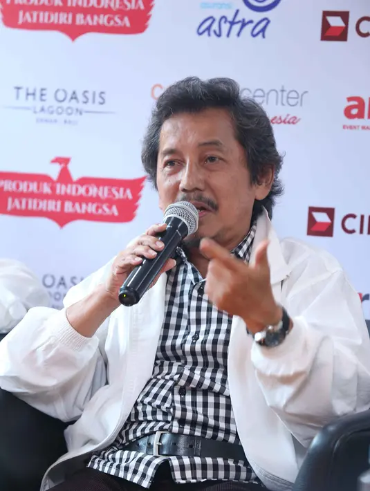 Tak hanya menyajikan tembang-tembang hits milik Bimbo, konser ini memiliki satu lagi hal menarik. Konser ini juga diisi dengan penyaluran 20 ribu buku tulis dan 5 ribu Alquran melalui Yayasan Bimbo. (Nurwahyunan/Bintang.com)