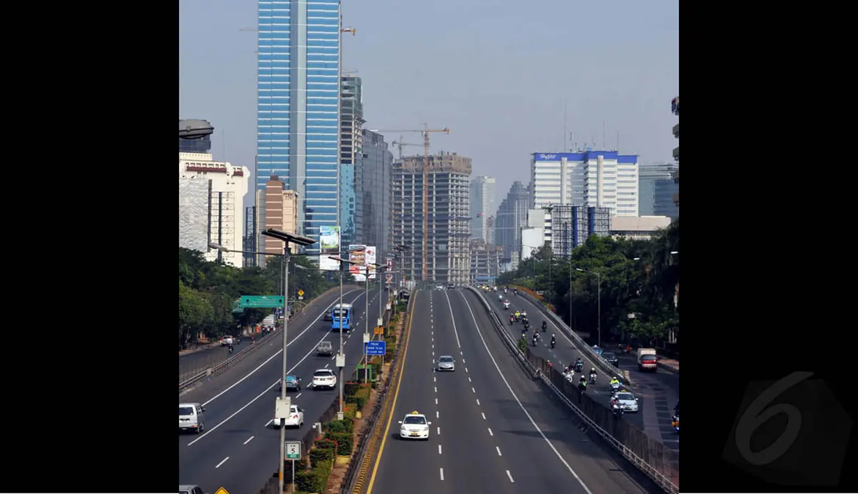 Libur Hari Raya Idul Adha dimanfaatkan warga Ibu Kota untuk beristirahat sehingga menjadikan lalu lintas di kawasan ini lengang, Jakarta, (5/10/14). (Liputan6.com/Johan Tallo)