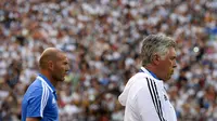 Pasca gantung sepatu, Zinedine Zidane memulai karier kepelatihan dengan menjadi assiten dari mantan Pelatih Real Madrid, Carlo Ancelotti. (AFP/Jonathan Nackstrand)