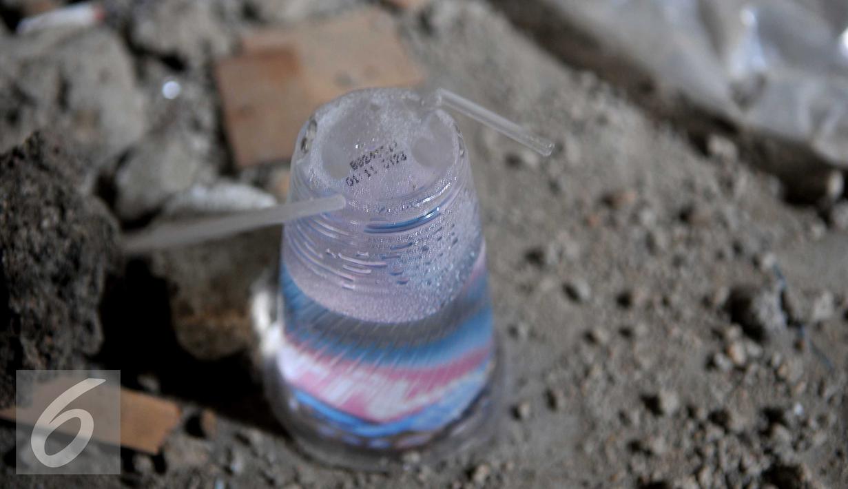 Barang bukti berupa bong dari aqua terlihat di rumah kosong di Jalan Bendi Besar, Jakarta, Selasa (2/3). Tersangka kedapatan tengah mengisap sabu di rumah yang terletak di pinggir rel kereta. (Liputan6.com/Gempur M Surya)