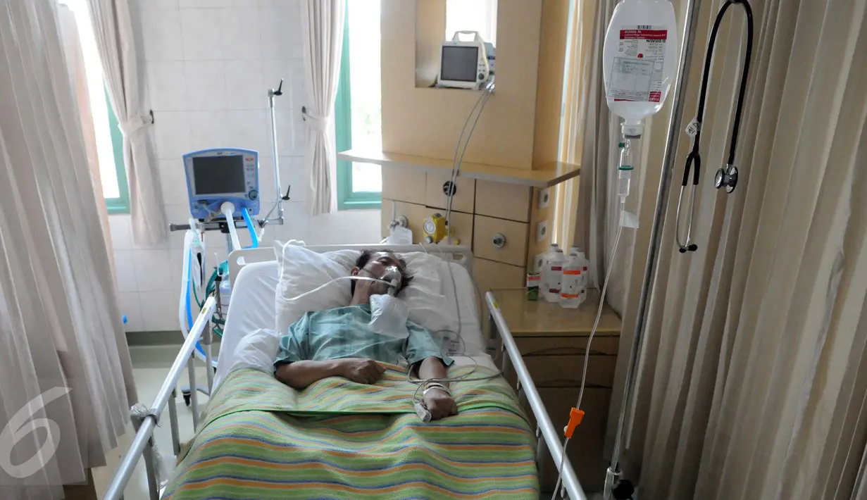 Benny Panjaitan saat dirawat di rumah sakit Sari Asih, Tangerang, Banten, (31/12). Kabarnya sang vokalis Panbers  ini mengeluh kepalanya pusing sesaat sebelum dibawa ke rumah sakit. (Liputan6.com/Helmi Afandi)