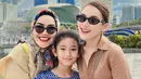 Ayu Ting Ting pun tak pernah absen mengajak ibundanya liburan ke luar negeri, terbaru Umi Kalsum menyambangi Singapura dengan pakaian kasual. [Instagram/@ayutingting92]