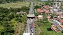 <p>Foto udara memperlihatkan kemacetan yang terjadi dalam Tol Tangerang-Merak, Banten, Jumat (29/4/2022). Kemacetan sepanjang 7 Kilometer mengular hingga ke dalam tol akibat lonjakan pemudik yang hendak menyeberang ke Pulau Sumatera melalui Pelabuhan Merak. (Liputan6.com/Angga Yuniar)</p>