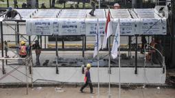 Aktivitas pekerja saat menyelesaikan proyek revitalisasi Halte Transjakarta Gelora Bung Karno (GBK), Jakarta Pusat, Senin (25/7/2022). PT TransJakarta terus mengebut proyek konstruksi revitalisasi sembilan halte yang akan berlangsung sekitar enam bulan dan akan difungsikan kembali secara bertahap sampai dengan dirampungkan secara keseluruhan pada Desember 2022. (merdeka.com/Iqbal S Nugroho)