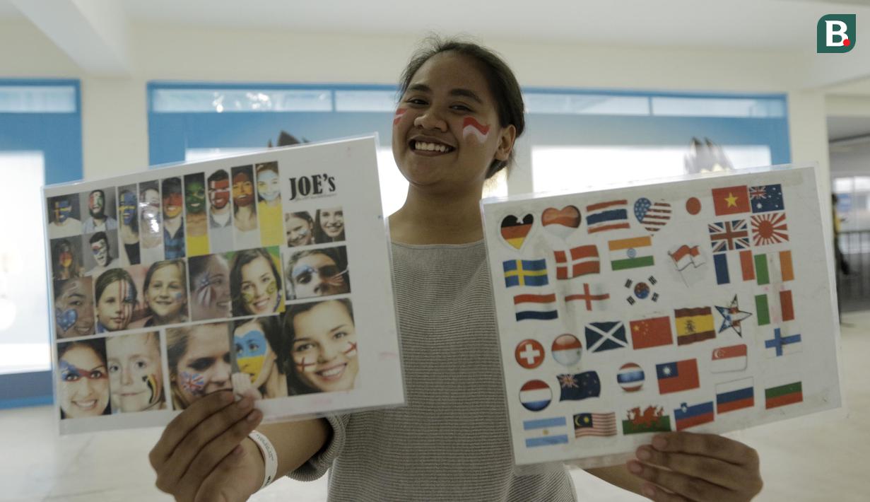 Fans Indonesia menunjukan gambar bendera dan wajah saat Blilbli Indonesia Open 2018 di Istora Senayan, Jakarta, Kamis, (5/7/2018). Indonesia memborong dua gelar melalui Kevin/Marcus dan Tontowi Ahmad/Liliyana Natsir. (Bola.com/M Iqbal Ichsan)