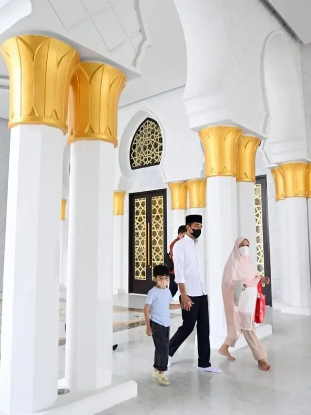Presiden Jokowi dan Ibu Negara kunjungi Masjid Raya Sheikh Zayed Solo. (Foto: Dok. Instagram terverifikasi @jokowi)