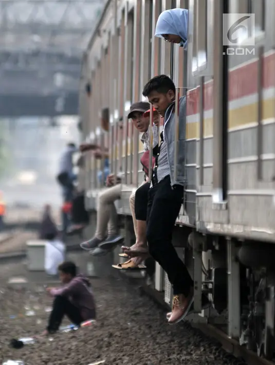Penumpang KRL Commuter Line menunggu dalam gerbong saat kereta berhenti beroperasi di kawasan Jatinegara, Jakarta, Minggu (4/8/2019). Listrik padam yang melanda Jakarta dan  sekitarnya mengakibatkan penumpang KRL Commuter Line telantar lantaran kereta berhenti beroperasi. (merdeka.com/Iqbal Nugroho)