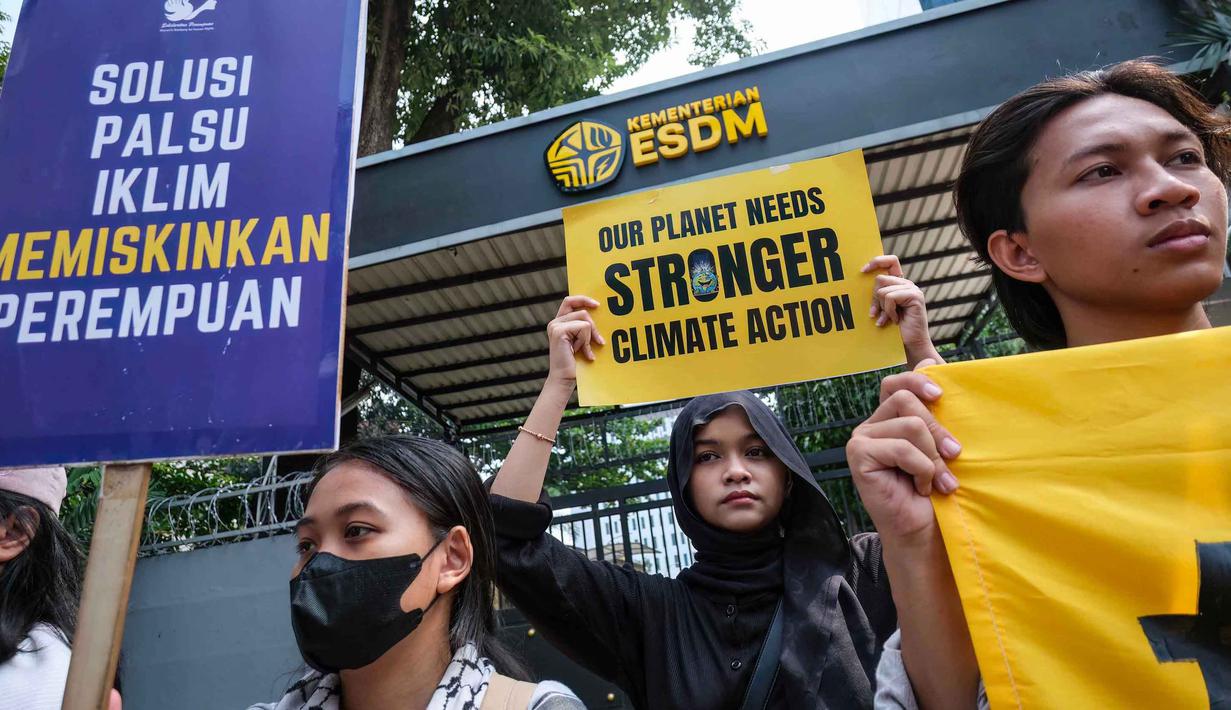 Unjuk rasa yang bertepatan dengan peringatan Hari Bumi ini digelar di depan kantor Kementerian Energi dan Sumber Daya Mineral (ESDM), Jakarta, Rabu 22 April 2026. Tampak dalam foto, aktivis lingkungan menggelar aksi unjuk rasa mendesak pemerintah Indonesia untuk menunjukkan komitmen terhadap transisi dari bahan bakar fosil di depan kantor Kementerian Energi dan Sumber Daya Mineral (ESDM), Jakarta, Rabu 22 April 2026. (BAY ISMOYO/AFP)