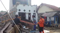 Hujan deras dan angin puting beliung mengakibatkan sejumlah rumah di Kabupaten Bandung Barat mengalami kerusakan. (BPBD KBB)