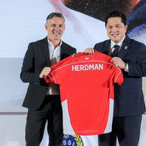 Herdman menyepakati kontrak berdurasi 2 tahun dari PSSI, atau hingga 2027 dengan opsi perpanjangan hingga 2030. (Bola.com/Bagaskara Lazuardi)