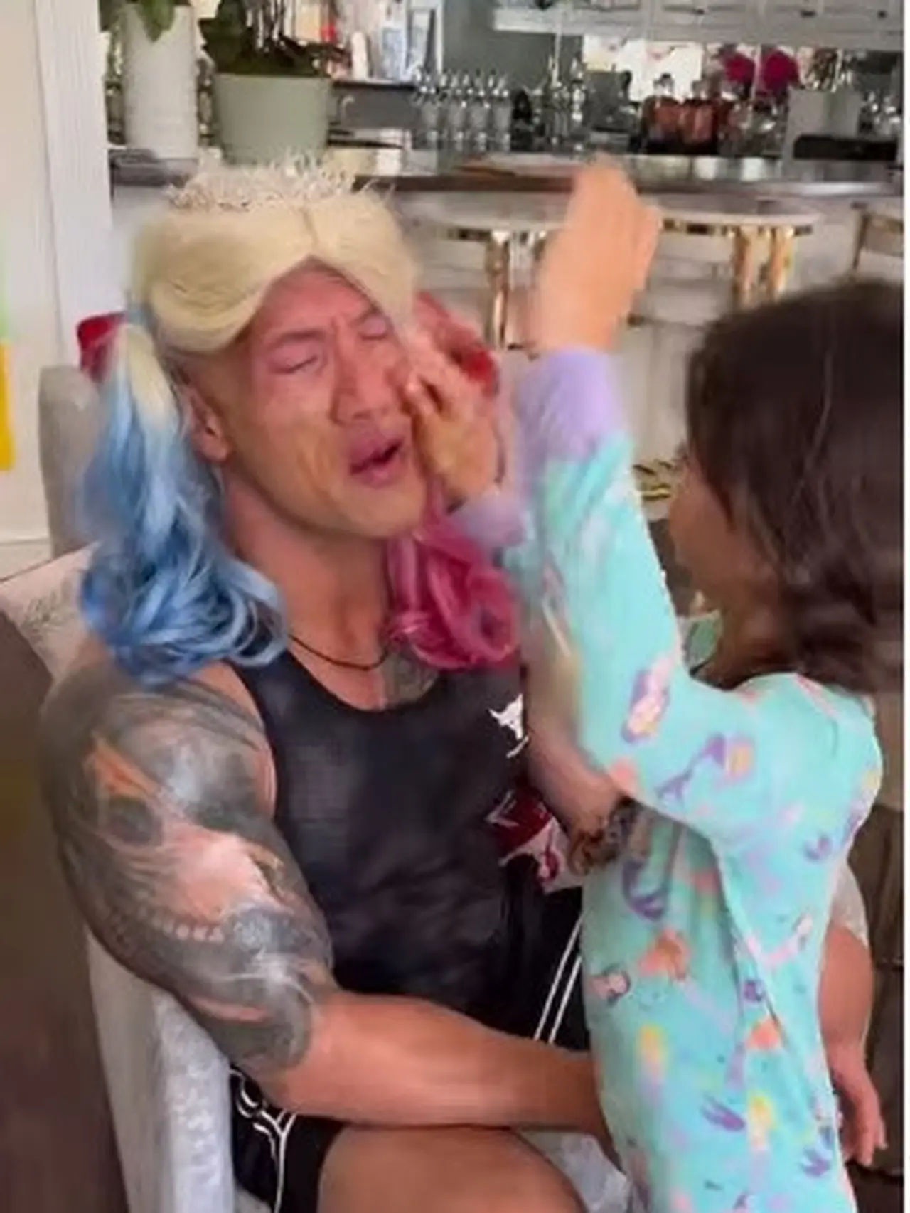 Potret Dwayne Johnson yang Pasrah Didandani Putrinya, Rela Tampil Serba ...
