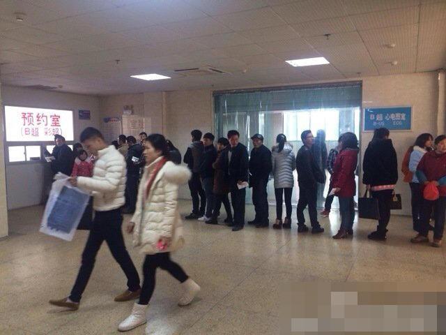 Antrean panjang para pasien yang hendak mendaftarkan diri untuk berobat | Photo: Copyright shanghaiist.com