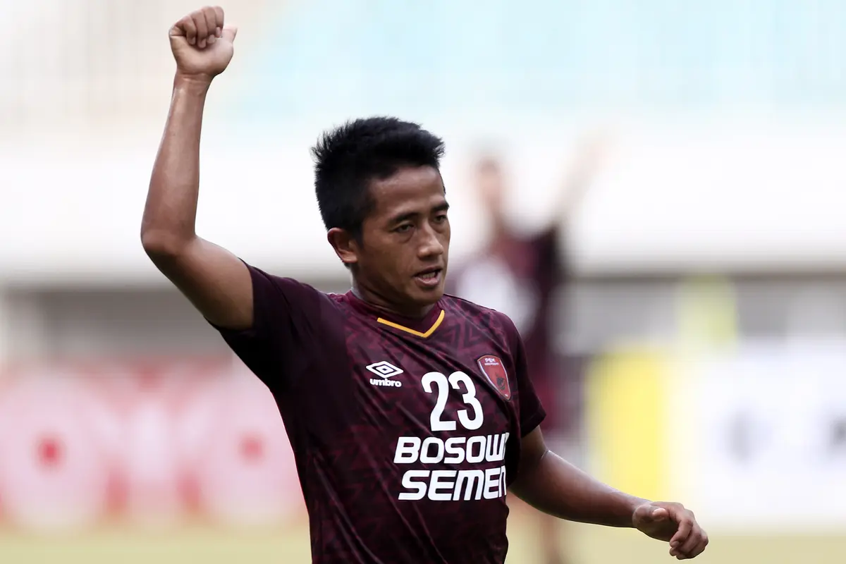 Gelandang PSM Makassar, Bayu Gatra, mengangkat tangannya saat melawan Lao Toyota FC pada laga Piala AFC 2019. (Bola.com/M. Iqbal Ichsan)