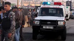 Ambulan dikerahkan untuk mengevakuasi korban akibat meledaknya dua kontainer yang membawa kembang api di halaman departemen bea cukai di Amman, Yordania, Senin (26/10). Kejadian tersebut menewaskan delapan orang dan 12 lainnya terluka. (REUTERS/Stringer)