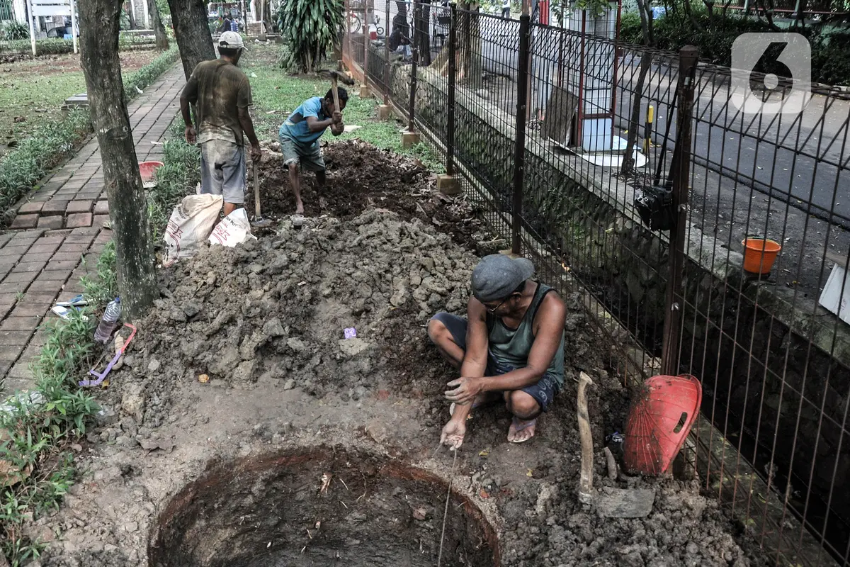 FOTO: Pembangunan Sumur Resapan di RPTRA Meruya Utara