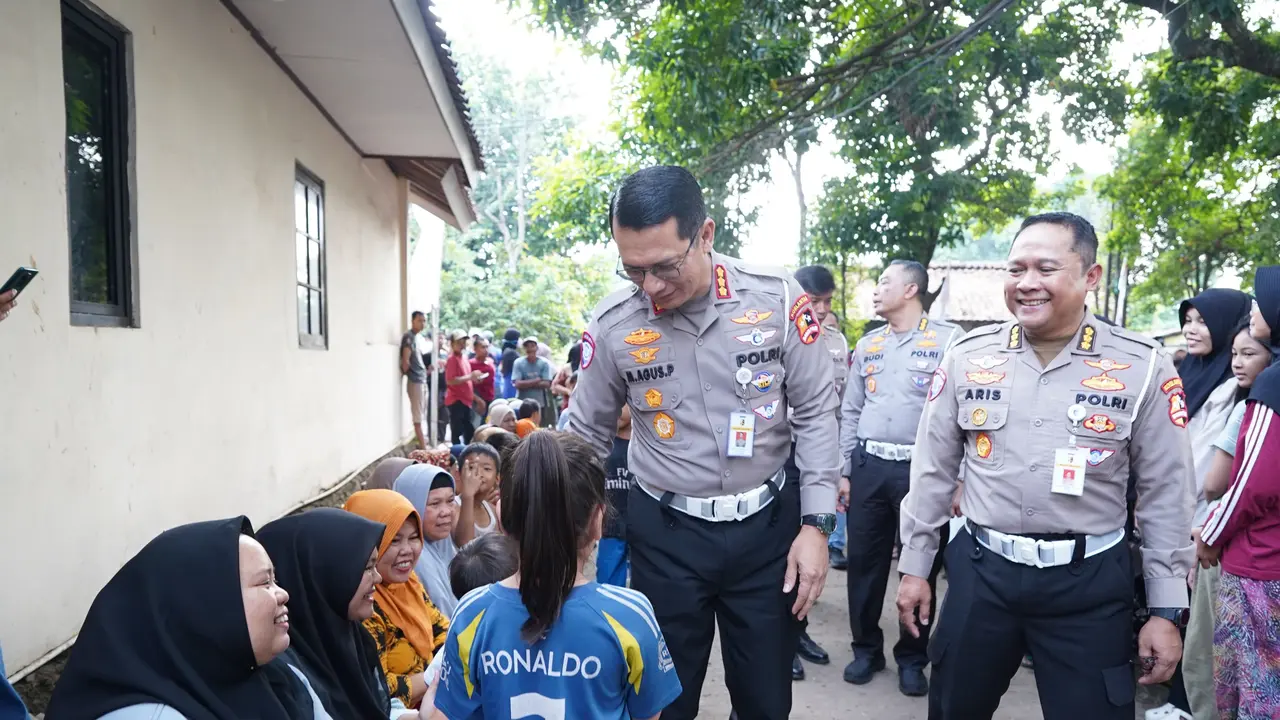 Sebanyak 500 warga Cikeas Udik, Kabupaten Bogor, menerima paket sembako dari Polri, Senin (29/6/2026) (Istimewa)