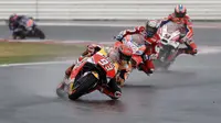 Marc Marquez bersaing ketat dengan Andrea Dovizioso, Danilo Petrucci pada balapan MotoGP San Mariono di Sikuit Marco Simoncelli, Misano Adriatico, Italia (10/9/2017). (AP/Antonio Calanni)