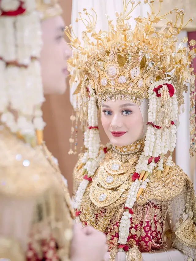 6 Gaya Pemotretan Dinda Hauw dan Rey Mbayang Pakai Baju Adat, Curi Perhatian