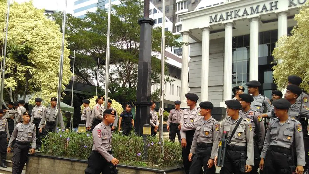 Sekitar lebih dari 200 personil aparat kepolisian sudah berjaga-jaga di depan Gedung MK.
